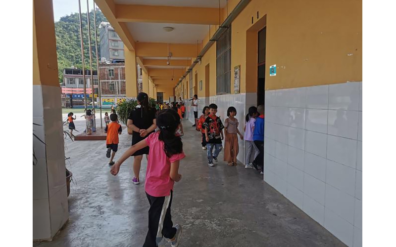 在学校巡查教室