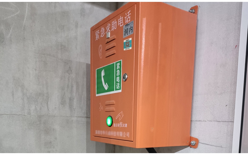 在高速公路巡查